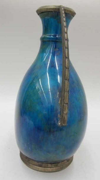 Paul Millet à Sèvres Vase à panse applatie en porcelaine émaillée de bleu et de vert...