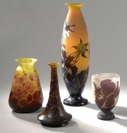 Gallé Emile (1846-1904) Petit vase sur piédouche en verre multicouche à décor gravé...