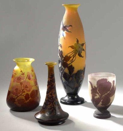 Gallé Emile (1846-1904) Vase en verre multicouche gravé à l'acide de fleurs de pommier...