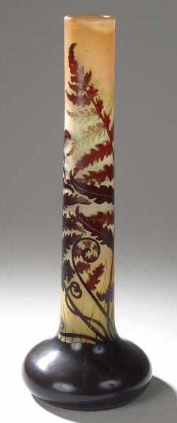 Gallé Emile (1846-1904) Vase rouleau sur base élargie en verre multicouche gravé...