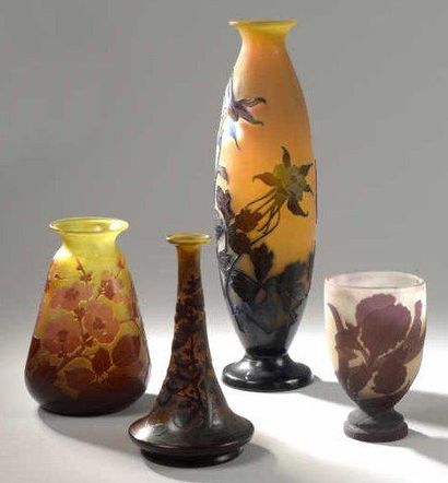 Gallé Emile (1846-1904) Grand vase fuseau sur base élargie en verre multicouche gravé...