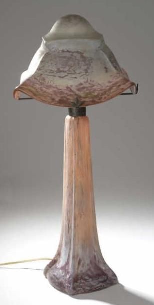 Daum, Nancy Lampe de table dite champignon en verre à décor peint violine à l'imitation...