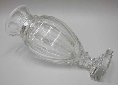 Baccarat Jean-Marc GADY pour BACCARAT Vase Amphora, cristal taillé. Hauteur 18,4...