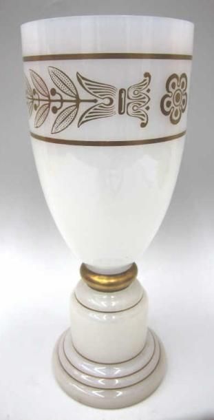 null Grand vase balustre en opaline blanche orné d'un galon doré orné d'une frise...