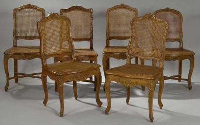 null Ensemble de six chaises foncées de canne en bois naturel mouluré et sculpté...