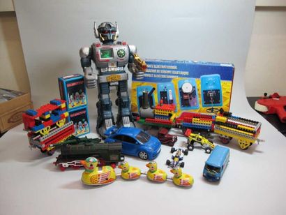 null Lot de jouets modernes comprenant robot, train lego, jouet canard en tôle, voitures...