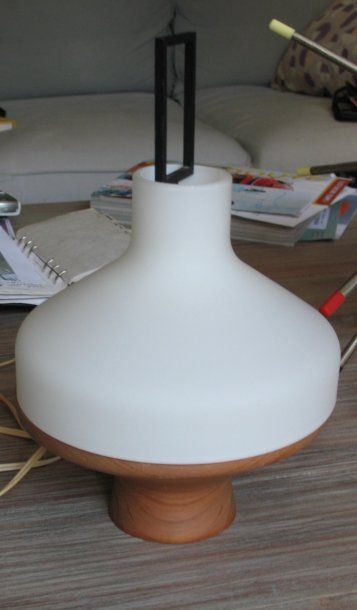 ARREDOLUCE (édité par) Petite lampe de forme ovoïde aplatie, cache ampoule en verre...