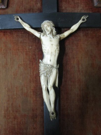 Christ en ivoire finement sculpté sur une...