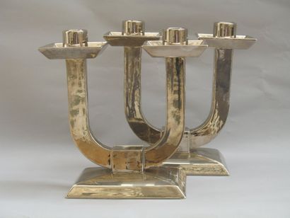 null Jean LUCE (1895-1965) Paire de chandeliers en porcelaine argenté à deux bras...