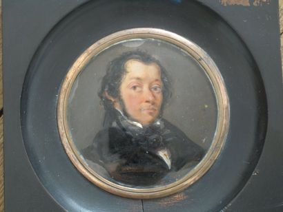 null Miniature fixée sous verre figurant un homme au jabot noir XIXe siècle Diamètre...