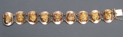 null Bracelet en or rose orné de neuf plaques ovales appliqués de pépites d'or. Travail...