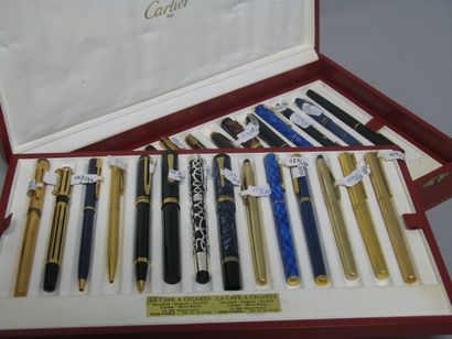 null Lot de cinq stylos divers : stylo bille Chevignon, porte-mines et stylo feutre...