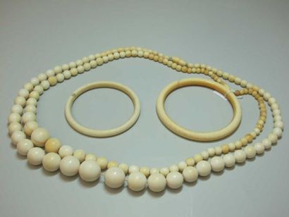null Deux colliers de perles décroissantes et deux bracelets joncs en ivoire