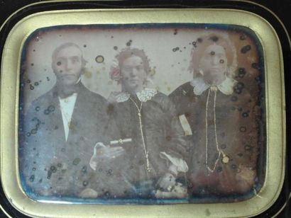 null Daguerréotypiste anonyme. Portrait de famille, c. 1850. Deux femmes, un homme....