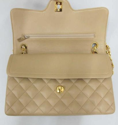 CHANEL Sac "Timeless Bag" 25 cm en agneau matelassé beige, fermoir siglé en métal...