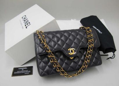 CHANEL Sac "Timeless Bag" 25 cm en cuir matelassé bleu marine, fermeture siglée en...