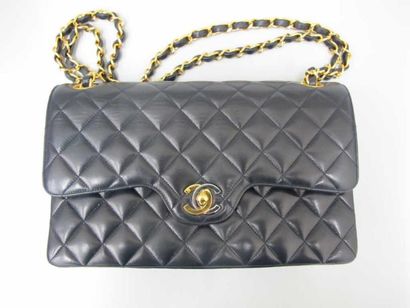 CHANEL Sac "Timeless Bag" 25 cm en cuir matelassé bleu marine, fermeture siglée en...