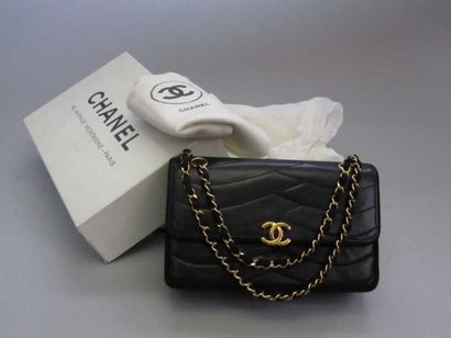 CHANEL Sac Mademoiselle 23 cm en agneau godronné et matelassé noir, fermoir siglé...