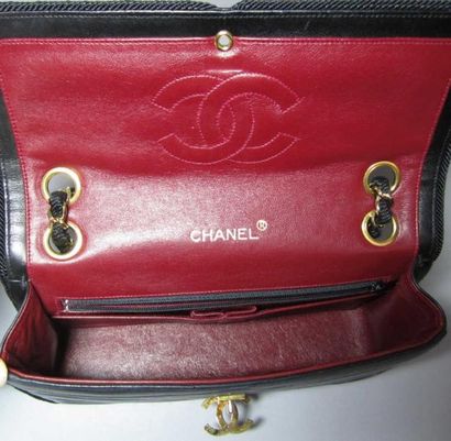 CHANEL Sac Mademoiselle 23 cm en agneau godronné et matelassé noir, fermoir siglé...