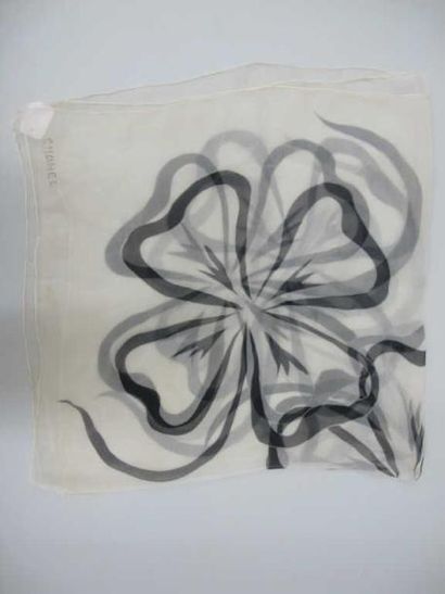 CHANEL Carré en mousseline de soie blanche à décor imprimé de trèfles à quatre feuilles...