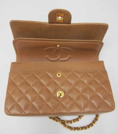 CHANEL Sac "Timeless bag" 26 cm en agneau matelassé marron-caramel, fermoir siglé...