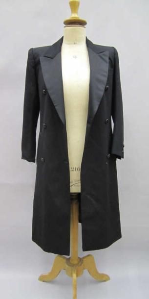 SAINT LAURENT Rive Gauche. Robe manteau en lainage et satin noir, double boutonn...