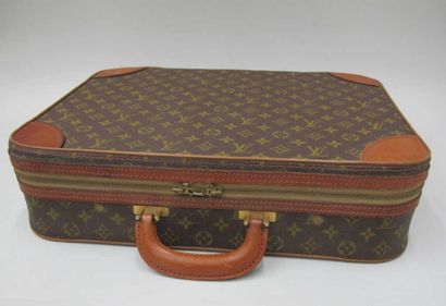 LOUIS VUITTON Petite valise en toile Monogram, coins et poignée en cuir naturel,...