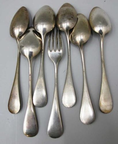 null Série de 6 cuillers et une fourchette en argent uniplat à spatules oblongues...