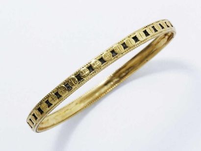null Bracelet jonc plat en or à décor ajouré d'une frise de pastilles. (déformation)....