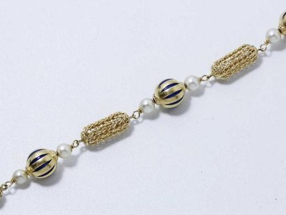 null Bracelet composé de boules d'or émaillées scandées de perles de culture et de...