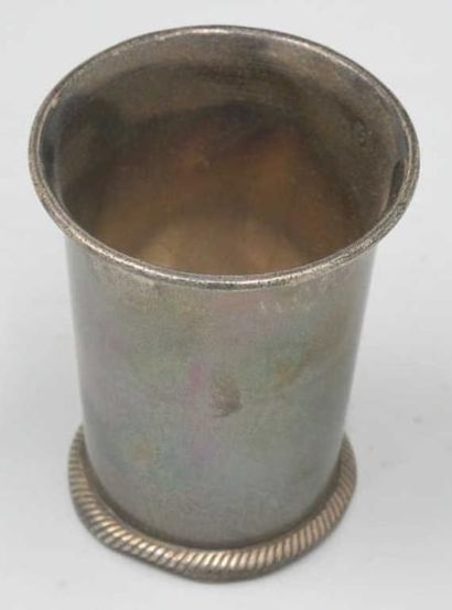 null Timbale en argent, col ourlé et base à motifs de côtes torves. (chocs). Poinçon...