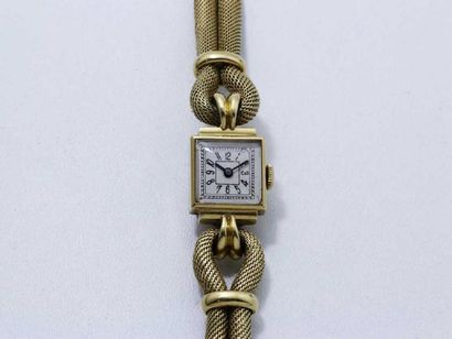 ANONYME Belle montre bracelet de dame en or, cadran carré argenté avec chiffres arabes...