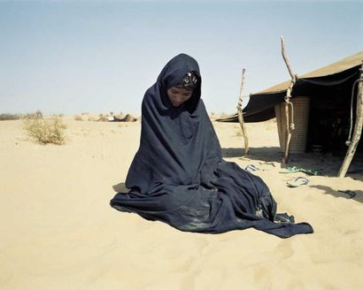 Ambroise TEZENAS Jeune fille nomade, Tombouctou (2000) photographie argentique 40...