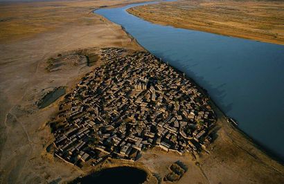 Yann ARTHUS-BERTRAND Village sur la rive du fleuve Niger, région de Mopti, Mali (14°27'...