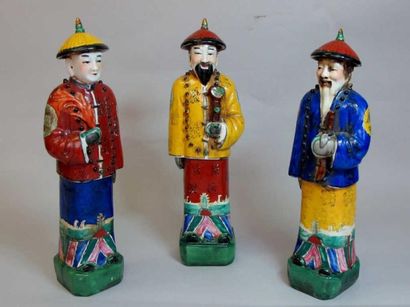 null ASIE "Trois statuettes de Chinois en porcelaine polychrome représentant les...