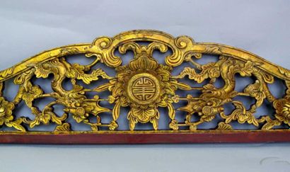 null ASIE "CHINE. Montants en bois doré sculpté d'entrelacs feuillagés sur fond de...