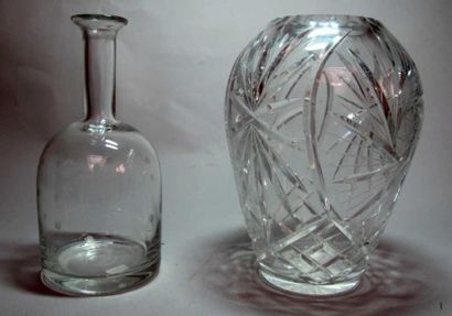 Vase balustre en verre taillé et carafe en...