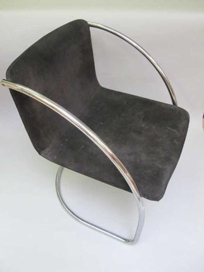 Trois fauteuils design à armature en acier...