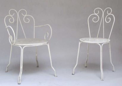 null Deux fauteuils et deux chaises de jardin en fer peint blanc à assise ajourée...