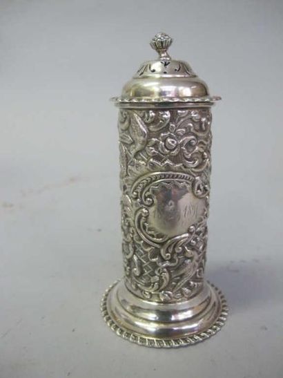 null Boite cylindrique couverte en argent repoussé à décor d'oiseau, feuillage et...