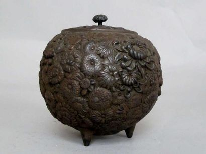 JAPON Boite à thé en bronze de forme sphérique reposant sur trois petits pieds,à...