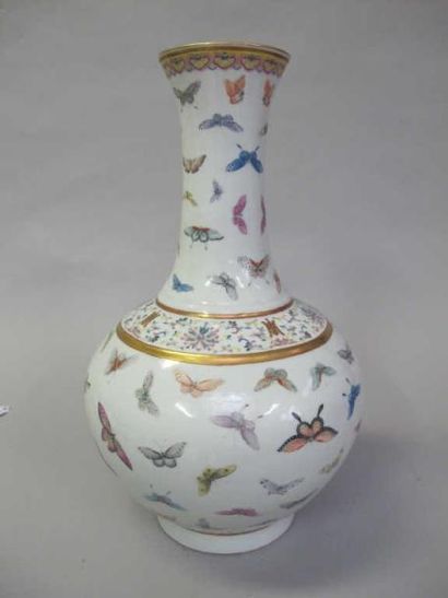 null Vase balustre en porcelaine à décor émaillé plychrome de papillon et frise de...