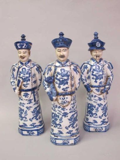CHINE Trois dignitaires en porcelaine blanche à décor en camaïeu de bleu. Hauteur:...