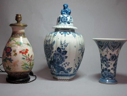 null Deux vases en porcelaine de Delft, blanc et bleu; on y joint un pied de lampe...