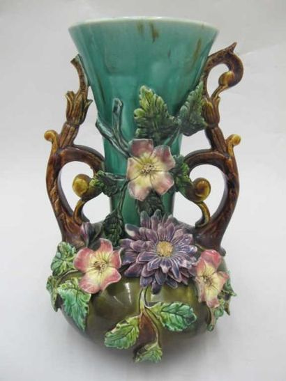 null Vase à long col étroit à deux anses en barbotine à décor de chrysanthème sur...