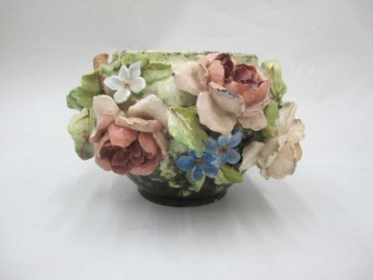 null Vase ovoide en barbotine à décor de roses et de pensées sur un fond vernissé...