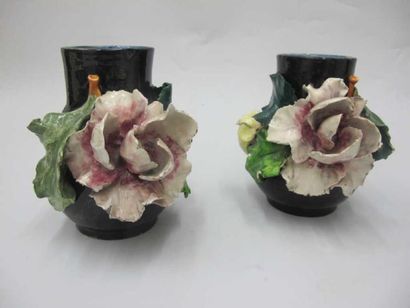 null Une paire de vases balustres en barbotine à décor de roses sur un fond vernissé...