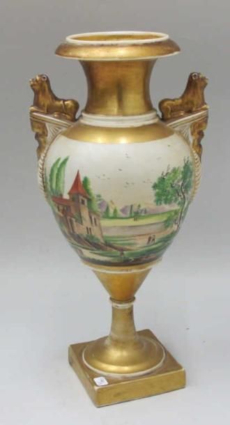 PARIS Vase balustre à décor réhaussé d'or, peint d'un château dans un parc avec des...