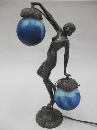 null Le verre français "danseuse" lampe. Sculpture en bronze à patine brune figurant...