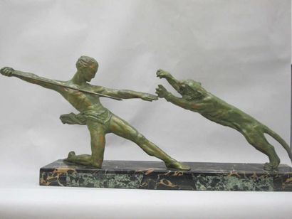 null Homme combattant un tigre, sculpture en bronze à patine verte sur socle en marbre...